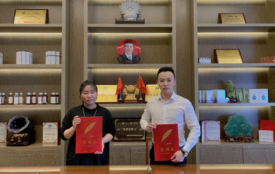 恭喜廣東潮州市潮安區(qū)龔女士成功簽約翌芙萊祛斑加盟店。